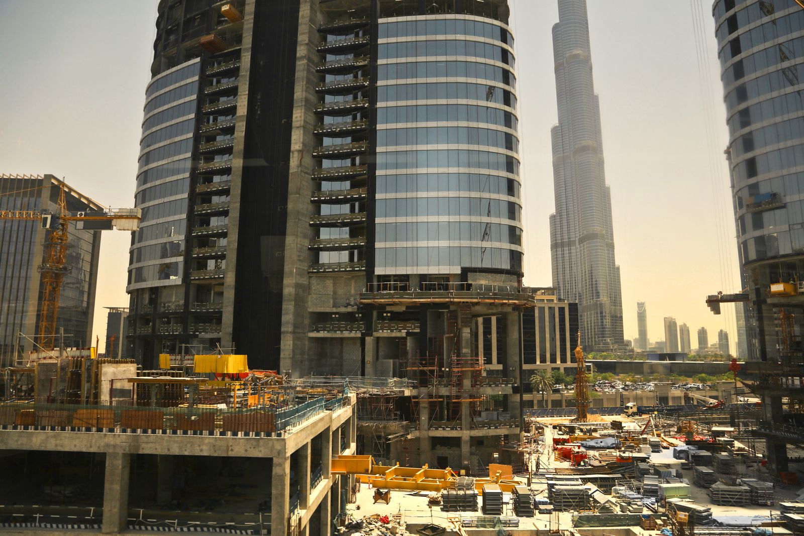 العقارات تحت الإنشاء مقابل العقارات الجاهزة في دبي: رؤى استثمارية